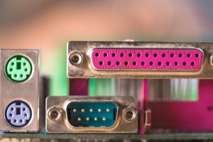 Primer plano de conectores y puertos de hardware presentes en una tarjeta de red o NIC para equipos informáticos